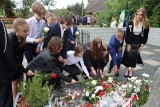 Koziki. Odsłonięcie pomnika ku pamięci mieszkańców pomordowanych przez Niemców 13 czerwca 1943 r.