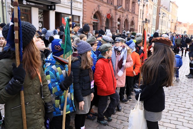 Uroczysty apel na Rynku staromiejskim zakończył trwający trzy dni w Toruniu  XXXVI Ogólnopolski Rajd Kopernikański. W tegorocznym Rajdzie wzięło udział 69 patroli, a na 5 trasach metodycznych rywalizowało 700 uczestników z ZHP. Tematem przewodnim rajdu był Mikołaj Kopernik, którego urodziny świętowaliśmy w minionym tygodniu 19 lutego. Każda z tras dotyczyła astronoma w nieco inny sposób, dostosowany do wieku, metodyki i zaawansowania uczestników.Zobacz też:Wielkie poszukiwania zaginionego Adriana DudkaPiękne zabytkowe samochody na wystawie w ToruniuJak dobrze zaplanować tegoroczny urlopNowosciTorun