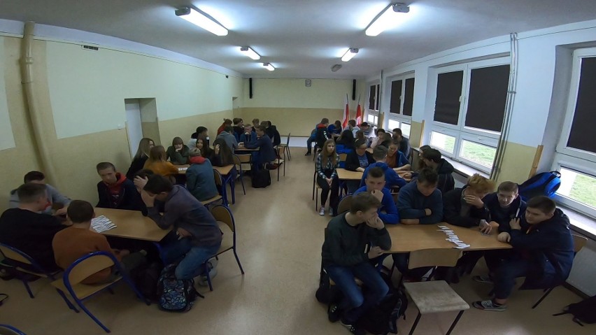 Uczniowie szkoły rolniczej w Cudzynowicach przypominali o prawach dziecka. Wszyscy byli częstowani... niebieskimi mufinkami i cukierkami