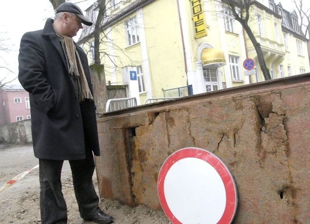 Krzysztof Gojżewski przy swoim hotelu.