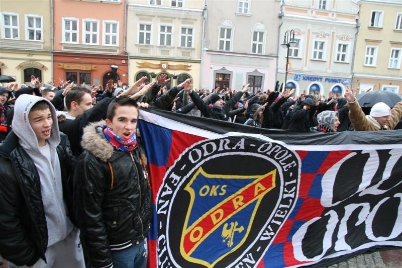 Przed opolskim ratuszem w poniedzialek manifestowali kibice...