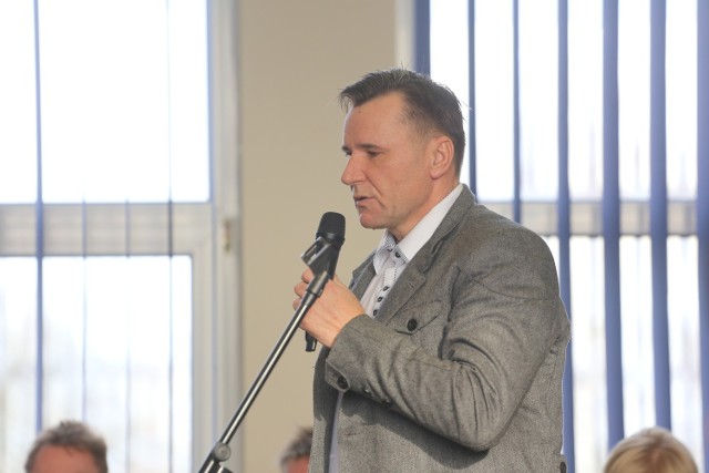 Prezes ZGK Dariusz Krakowiak prosił, by w razie stwierdzenia, że w kranach jest brudna woda, od razu się z nim kontaktować.
