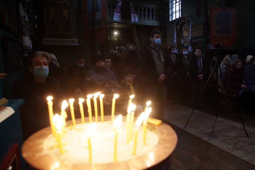 W cerkwi greckokatolickiej NMP w Lublinie przekazano sobie Betlejemskie Światło Pokoju. Zobacz zdjęcia