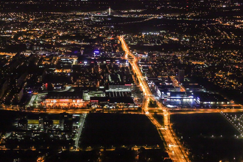 Nocne zdjęcia miasta zostały wykonane z pokładu samolotu....