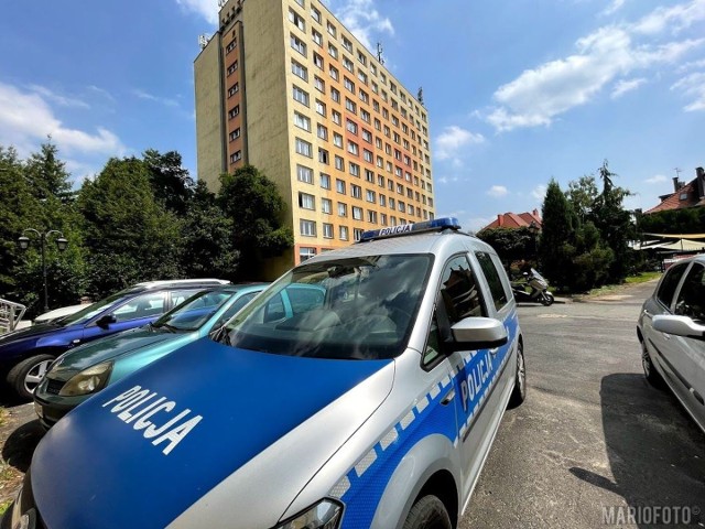 Policjanci i prokurator w akademiku Kmicic w Opolu. Nie żyje 21-letnia kobieta.