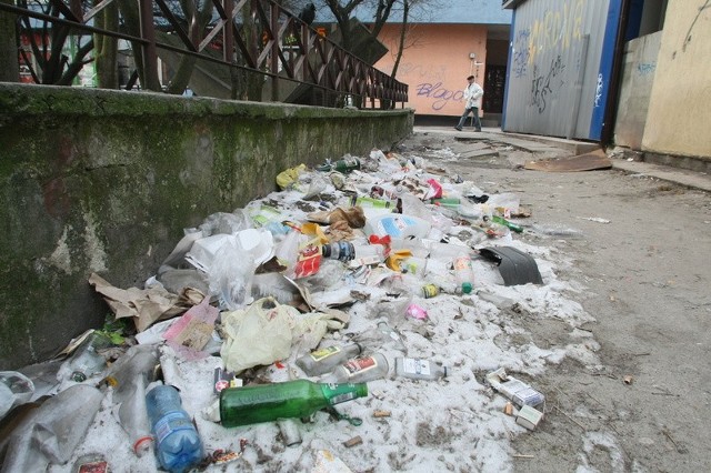 Za supermarketem, obok budynku byłego kina Romantica przy ulicy Czarnowskiej w Kielcach, jest takie oto wysypisko śmieci.