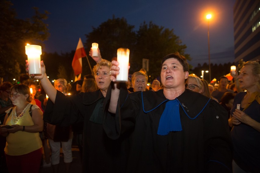 „Łańcuch światła” pod sądami połączył tysiące krakowian [ZDJĘCIA]