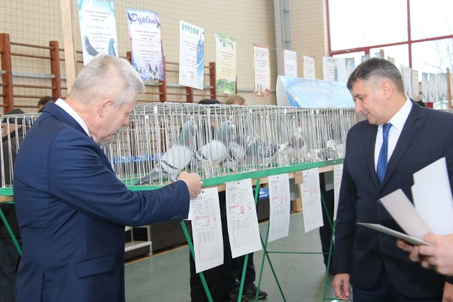 Wystawa pocztowych gołębi w hali sportowej w Rudniku nad Sanem, z lewej burmistrz Waldemar Grochowski