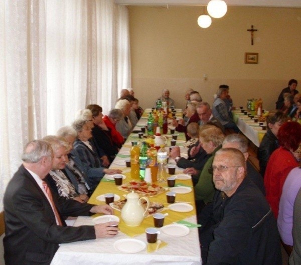 Po oficjalnych uroczystościach przyszedł czas na poczęstunek