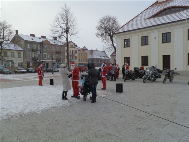 Po rozdaniu paczek Mikołajowie pojechali na Rynek.