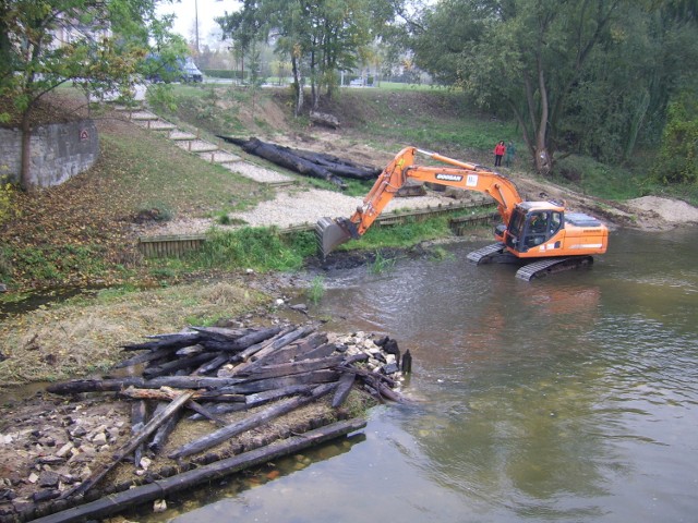 Z dna rzeki trzeba było wyciągnąć potężne słupy - pozostałość dawnego mostu.