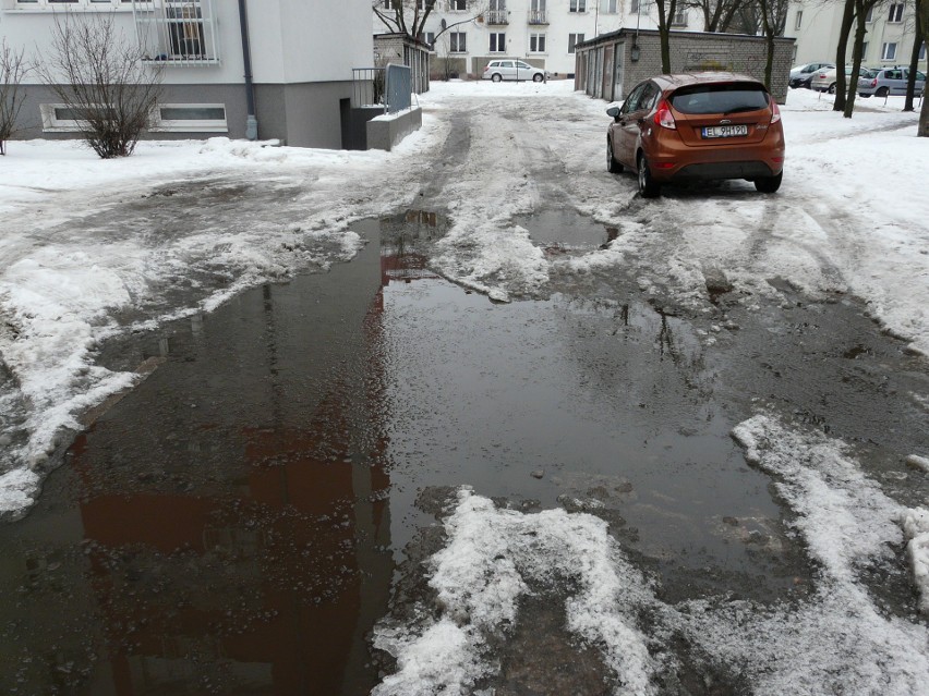 Pabianice. Oblodzone chodniki i parkingi. Gdzie jest najgorzej? ZDJĘCIA