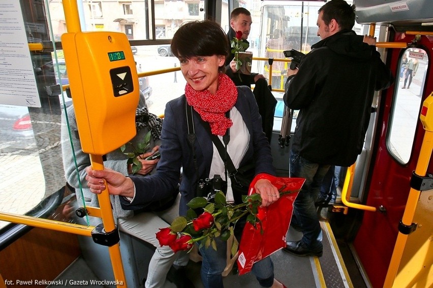 Rozdawali wrocławianom książki i róże w tramwaju (ZDJĘCIA)