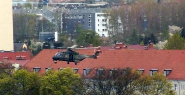Zdjęcie jednego z helikopterów nad osiedlem Zawadzkiego w Szczecinie.