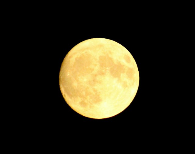 A tak wyglądał Księżyc dzień przed pełnią. Zdjęcie przesłał internauta Mirek. Czekamy na Wasze foty.