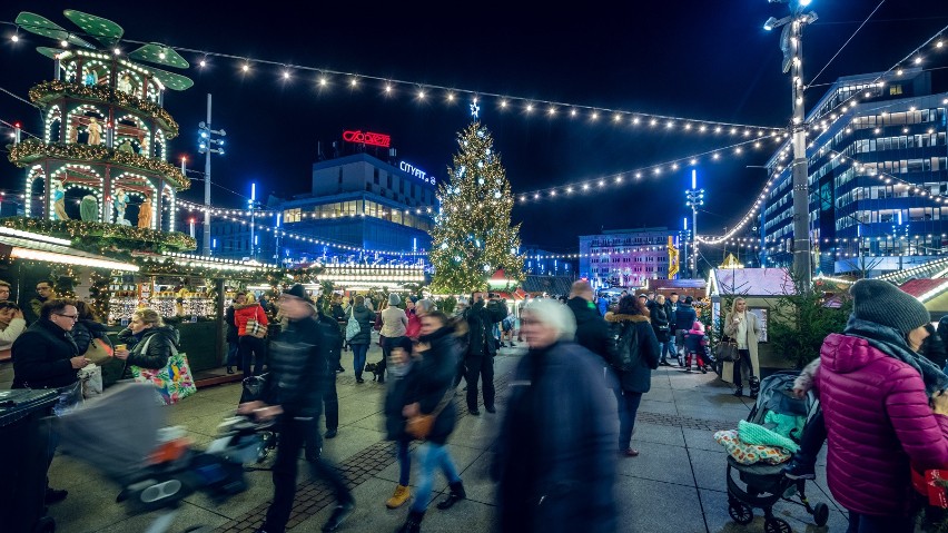 Na rynku w Katowicach czuć już świąteczną atmosferę. Po rocznej przerwie powróci tu Jarmark Bożonarodzeniowy. Otwarcie już 19 listopada