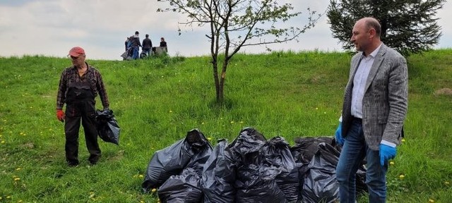 Pracownicy urzędu miasta i gminy w Wodzisławiu włączyli się do akcji "PosprzątajMy nasze okoliczne miejsca".