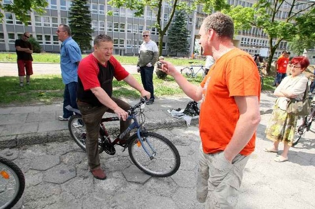 Stanisław Kowalczyk z giełdy wyjechał na rowerze. Kupił go od Piotra Senkowskiego, który zdradził nam, że w ciągu godziny udało mu się sprzedać aż trzy niepotrzebne mu jednoślady.