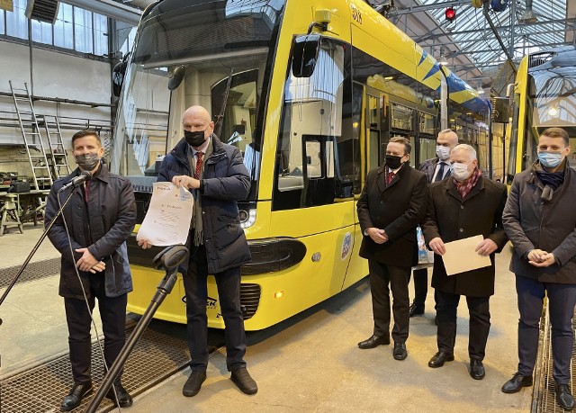 Prezydent Torunia Michał Zaleski prezentuje umowę na dostawę tramwajów z Pesy