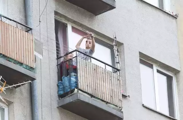 Około godziny 14 w niedzielę młody człowiek wyszedł na balkon na 9 piętrze wieżowca w osiedlu KSM. Wymachiwał nożem, wyzywał, potem zaczął rzucać przedmiotami.