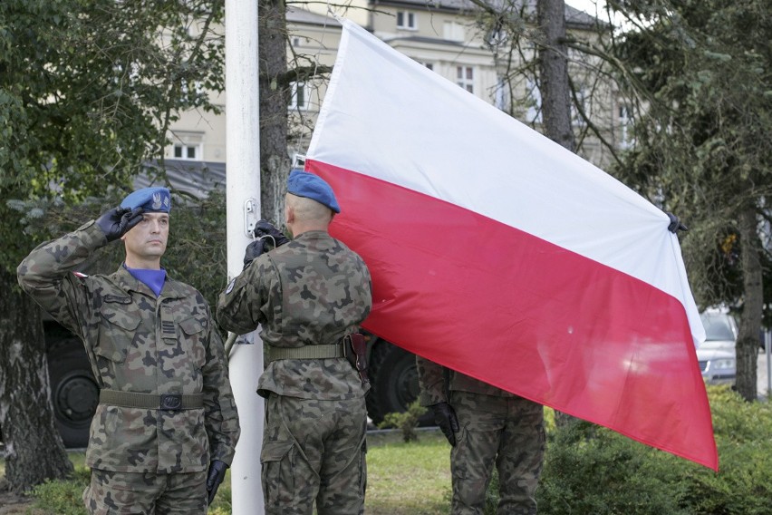 Hymn, podniesienie flagi państwowej, przemówienia...