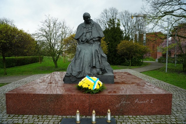 Przedstawiciele władz miasta złożyli kwiaty pod pomnikiem św. Jana Pawła II w 19. rocznicę jego śmierci