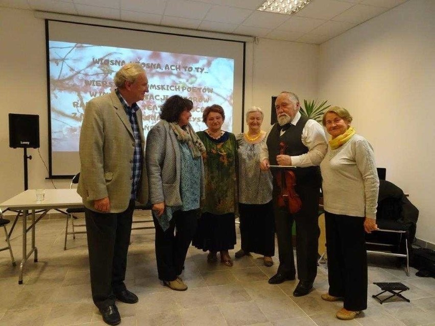 Teatr Proscenium z Radomia przypomniał o wiośnie. W filii biblioteki miejskiej na osiedlu Ustronie był wieczór poetycki 