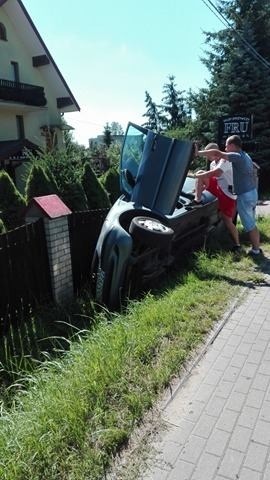 Kolizja w Czarnowcu. Samochód w rowie