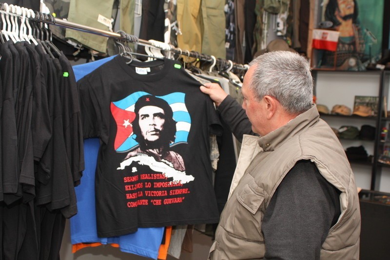 Masz koszulkę z Che Guevarą? Możesz trafić za kratki na dwa lata | Echo  Dnia Świętokrzyskie