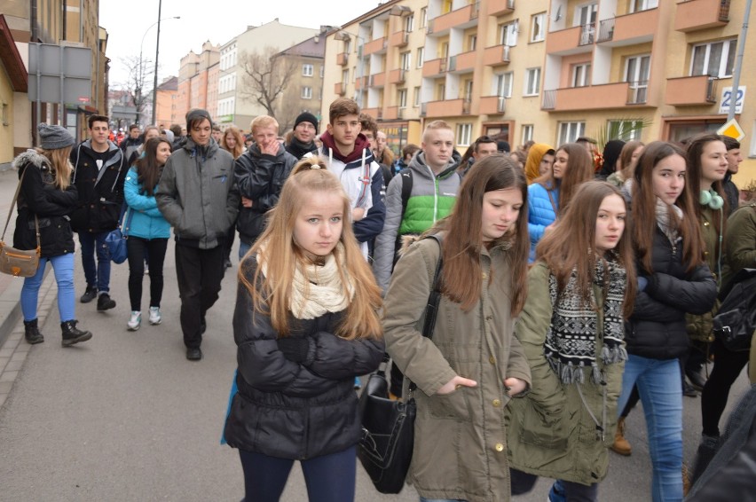 Tarnów. Tłumy młodych z całej diecezji przeszły ulicami miasta niosąc krzyż