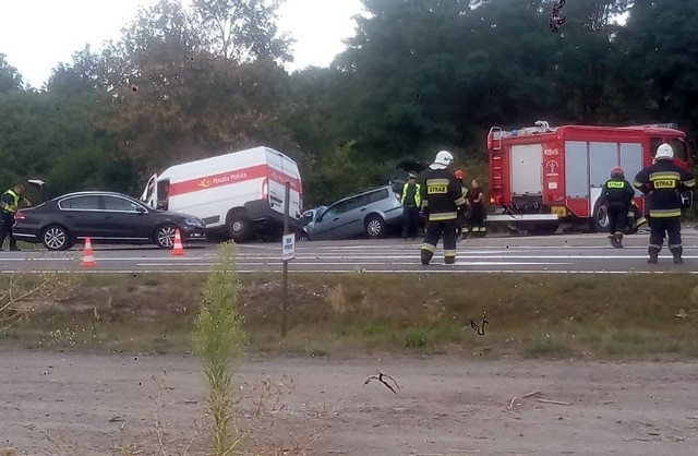 Do wypadku doszło we wtorek, 13 sierpnia, na skrzyżowaniu dróg koło miejscowości Waldowice koło Krzeszyc. Bus Poczty Polskiej wjechał pod forda. Ranne zostały dwie osoby.Kierujący busem poczty wjeżdżał z drogi krajowej nr 22 na drogę krajową nr 24. Zrobił to jednak tak nieostrożnie, że wjechał pod prawidłowo jadącego forda. Doszło do potężnego zdarzenia. Oba pojazdy wypadły z drogi.Na miejsce wypadku dotarły służby ratunkowe. Wylądował również śmigłowiec lotniczego pogotowia ratunkowego. Ranne zostały dwie osoby. Kobieta z forda ze złamaną nogą została zabrana do szpitala śmigłowcem LPR. Ranny mężczyzna z urazem twarzy został zabrany do szpitala karetką pogotowia ratunkowego.Na miejscu pracują sulęcińscy policjanci. – W miejscu zdarzenia został prowadzony ruch wahadłowy – mówi sierż. Klaudia Richter, rzeczniczka sulęcińskiej policji.