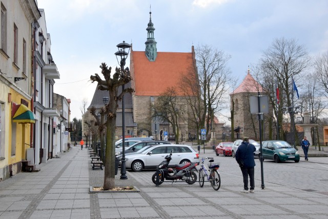 W związku z kolejnymi przypadkami zarażenia koronawirusem w Polsce i w regionie radomskim zaleca się niewychodzenie z domu o ile nie jest to absolutnie konieczne. Na ulicach Szydłowca jest zdecydowanie mniej ludzi niż zazwyczaj. Mieszkańcy dostosowali się do zaleceń rządu i nie wychodzą na ulice. 