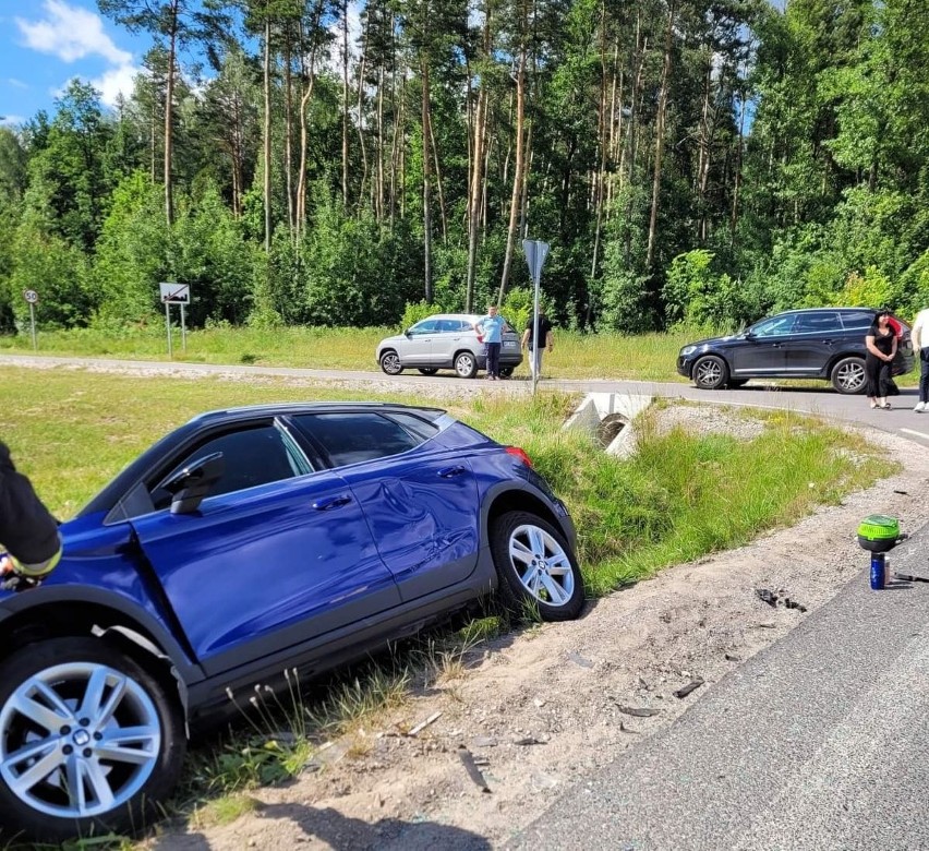 Na skrzyżowaniu  przy ekspresowej S7 w Skarżysku zderzyły się BMW i seat. Duże zniszczenia, Zobacz zdjęcia