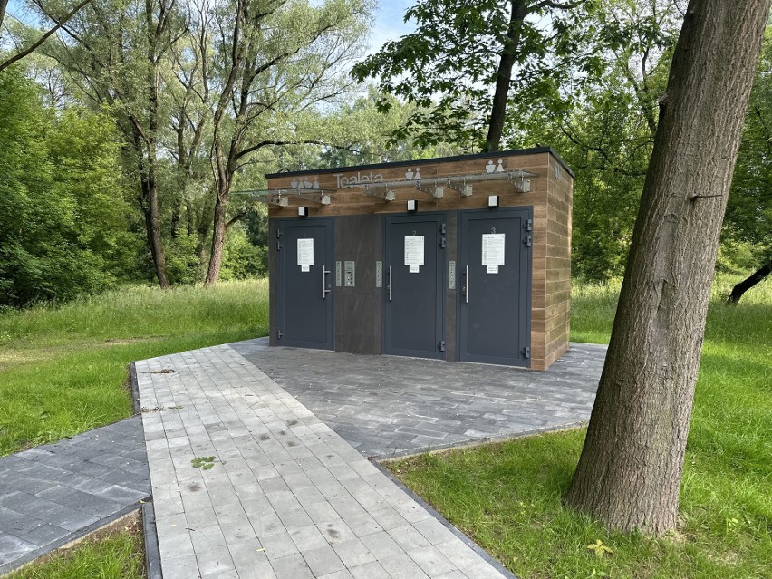 Automatyczna toaleta w Parku Piaskówka często się psuje