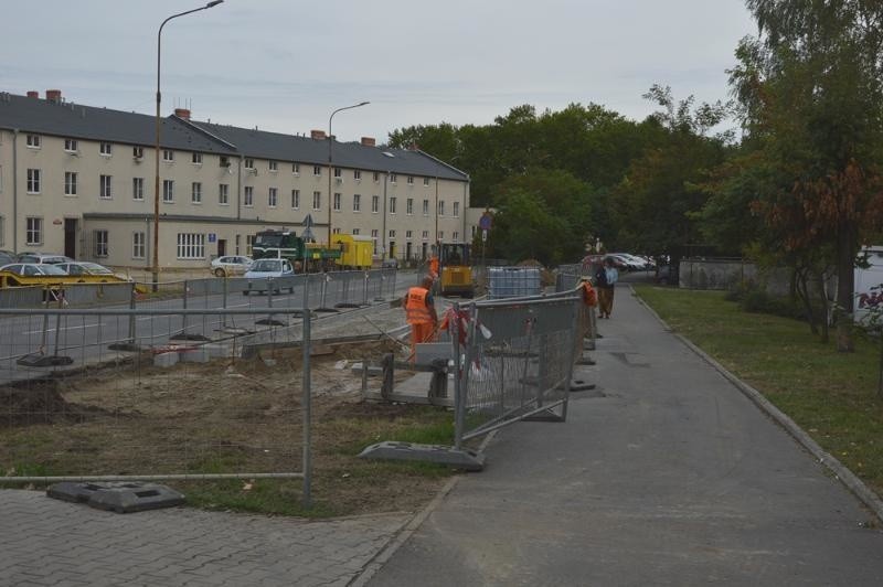 Wrocław: Przy Szybowcowej zabrali mieszkańcom parking. Budują postój taksówek i skwer (ZDJĘCIA) 