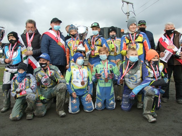 Na torze Stali Toruń odbyła się finałowa runda Drużynowych Mistrzostw Polski na mini żużlu w klasie 85-125 cc. Zwycięstwo w turnieju odnieśli zawodnicy gospodarzy. W końcowej klasyfikacji sezonu triumfowały Rybki Rybnik przed UKS-em Speedway Rędziny i Stalą. Przejdź do kolejnych zdjęć i zobacz dużo zdjęć oraz pełne wyniki sobotnich zawodów! -->>>