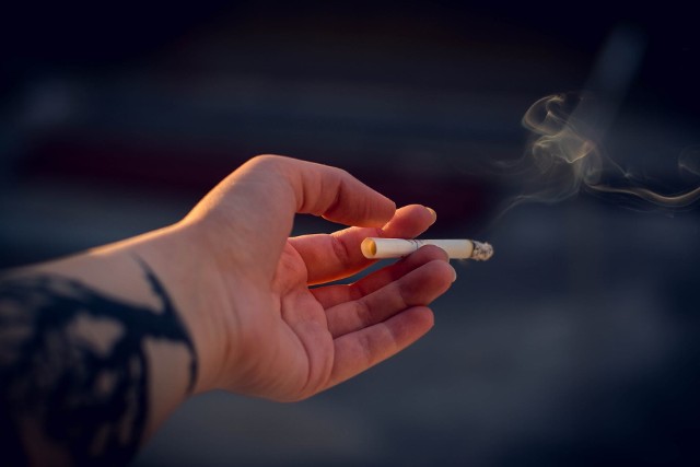 Papierosy znikają z rynku. Od 20 maja koniec z mentolami i z papierosami z kulką. Przybędzie niepalących?