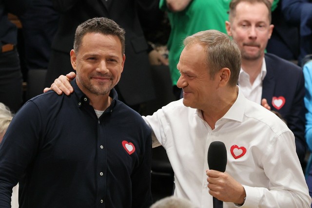 Premier Donald Tusk (P) i prezydent Warszawy Rafał Trzaskowski (L) na konwencji rozpoczynającej kampanię samorządową Koalicji Obywatelskiej