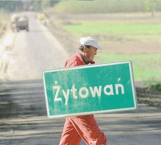 Marian Bieńkowski jest jednym z pracowników, którzy uwijają się przy drodze Żytowań - Coschen, właśnie przestawia znak z nazwą miejscowości (fot. Mariusz Kapała)