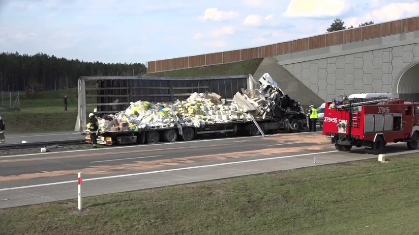 Wypadek na A2 [15.04.18]. Zderzenie tirów. Materiały budowlane wysypały się z naczepy blokując autostradę [FILM, zdjęcia]