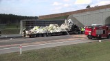 Wypadek na A2 [15.04.18]. Zderzenie tirów. Materiały budowlane wysypały się z naczepy blokując autostradę [FILM, zdjęcia]