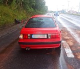 Gdańsk. Nietrzeźwy mężczyzna z zakazem prowadzenia pojazdów uderzył w skarpę i dachował. Policji mówił, że to nie on prowadził auto 