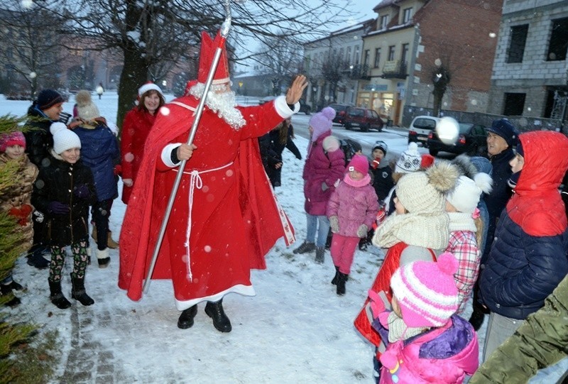 Mikołaj na opatowski rynek przyniósł moc prezentów