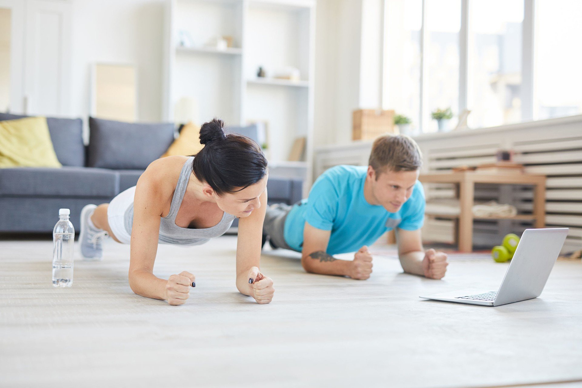 Aplikacje i kanały do ćwiczeń w domu, czyli jak zadbać o swoją formę we  własnych czterech kątach! | Strona Zdrowia