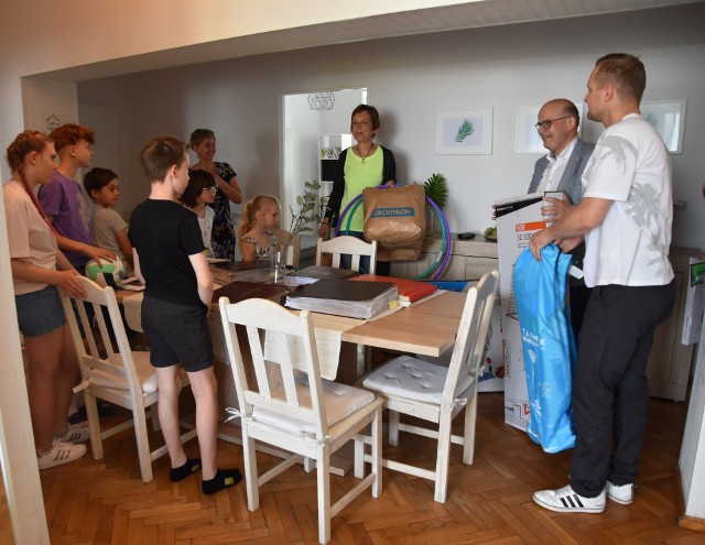 Z prezentami dzieci odwiedził Maciej Glamowski, prezydent Grudziądza oraz Artur Stobbe, didżej prowadzący "Plażową domówkę"
