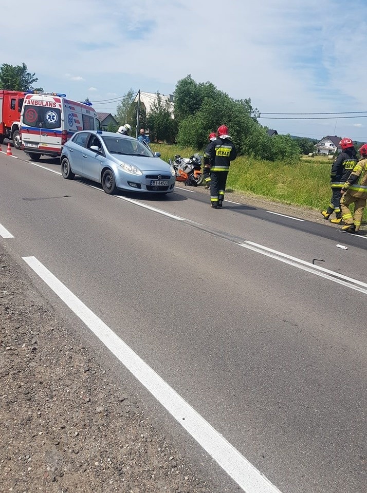 Fasty: Wypadek na Szosie Ełckiej. Zderzyły się trzy samochody i motocykl. Droga jest zablokowana [ZDJĘCIA]