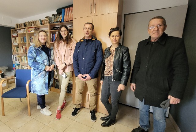 Wolontariusze ze skarżyskiego oddziału stowarzyszenia Polska 2050 podarowali bezdomnym z ośrodka w Stąporkowie wielkanocne wypieki.