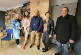 Wielkanocne wypieki dla bezdomnych z ośrodka w Stąporkowie od skarżyskich wolontariuszy Polski 2050. Zobacz zdjęcia