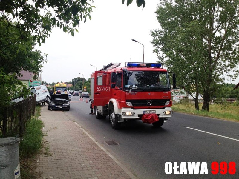 Wypadek w Jelczu-Laskowicach. Honda zderzyła się z busem przy wyjeździe na Oławę (ZDJĘCIA)