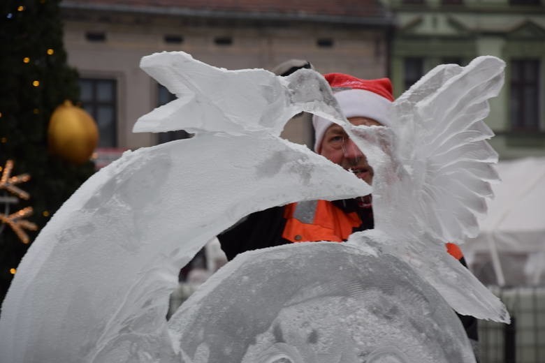 Lodowe rzeźby zachwycają precyzją. Można podziwiać je na oświęcimskim rynku